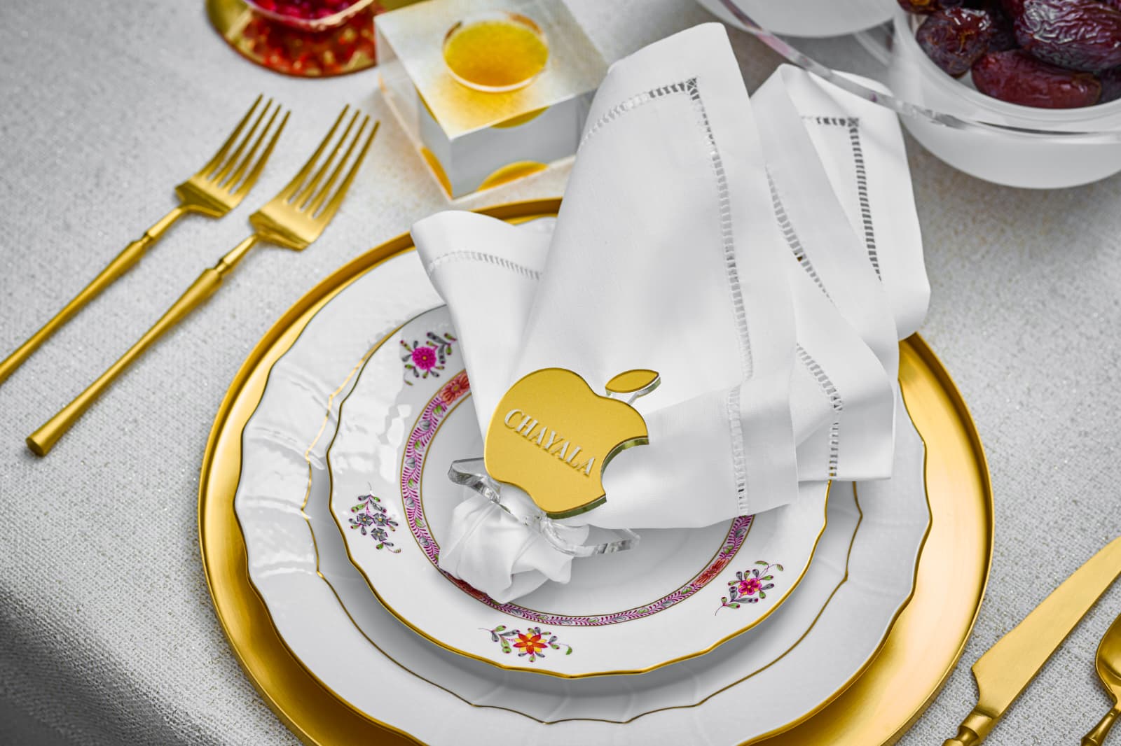 Why Do We Dip an Apple in Honey on Rosh Hashanah? The Meaning Behind the Simanim