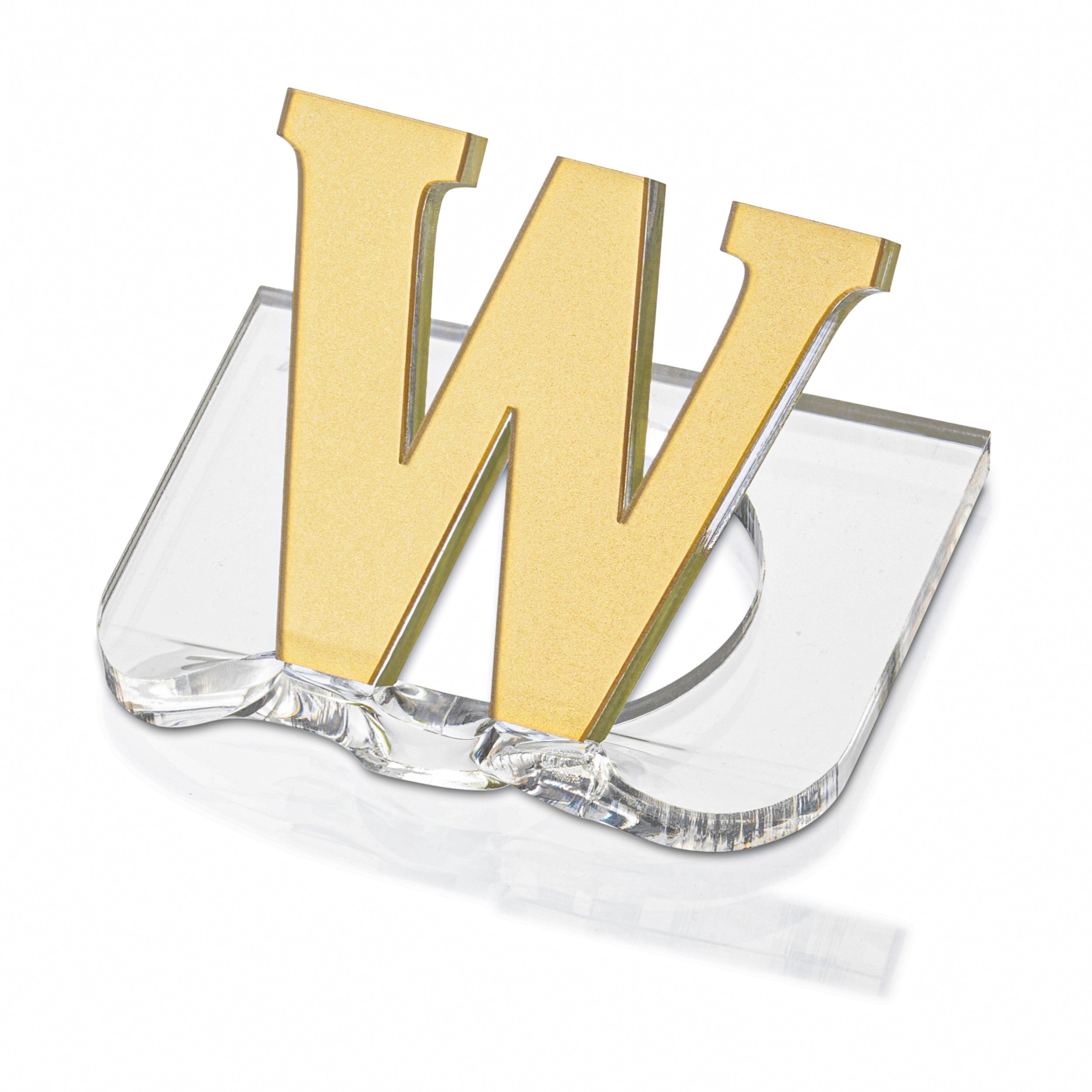 A clear lucite napkin ring with a monogrammed letter 'W' in gold - Zstander
