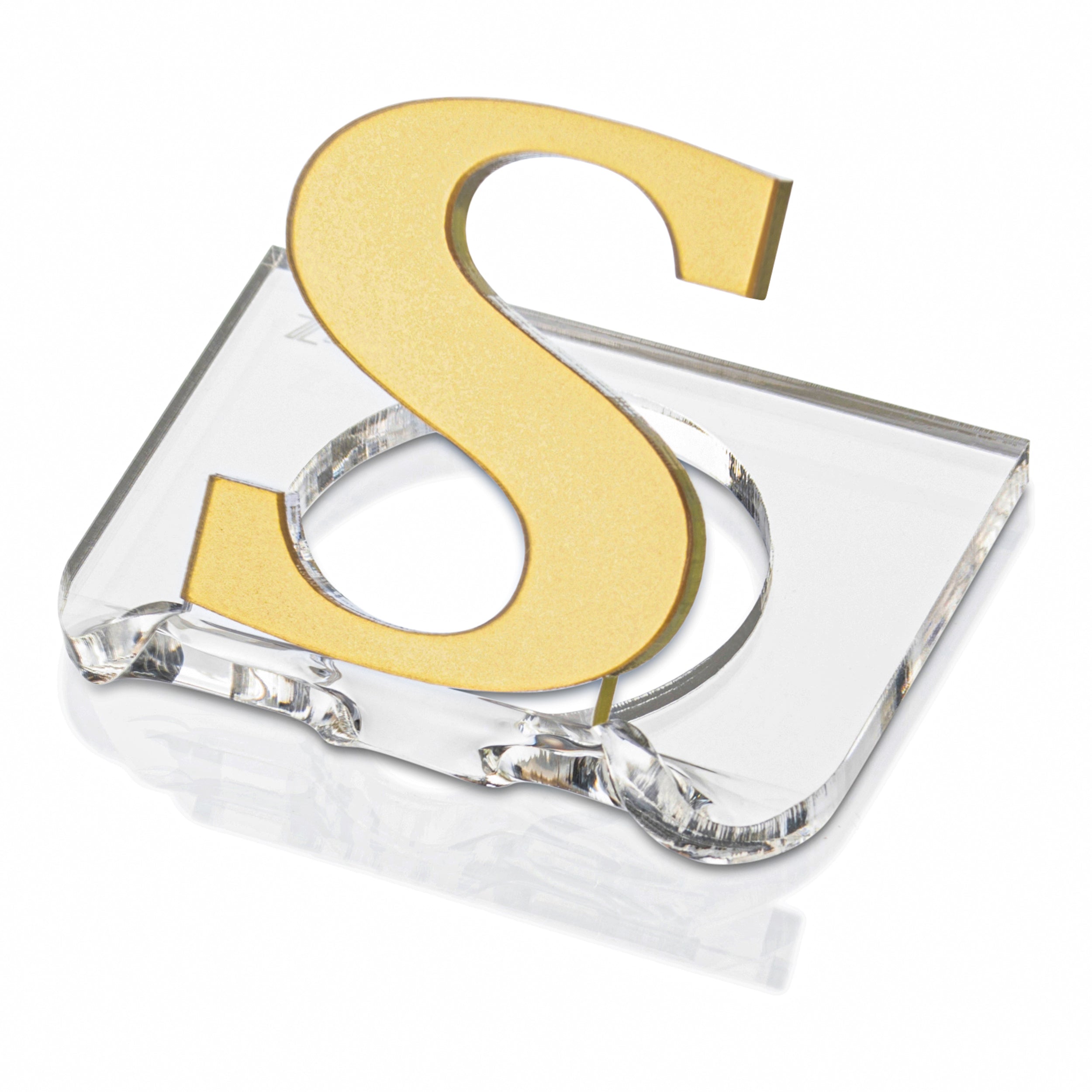 A clear lucite napkin ring with a monogrammed letter 'S' in gold - Zstander